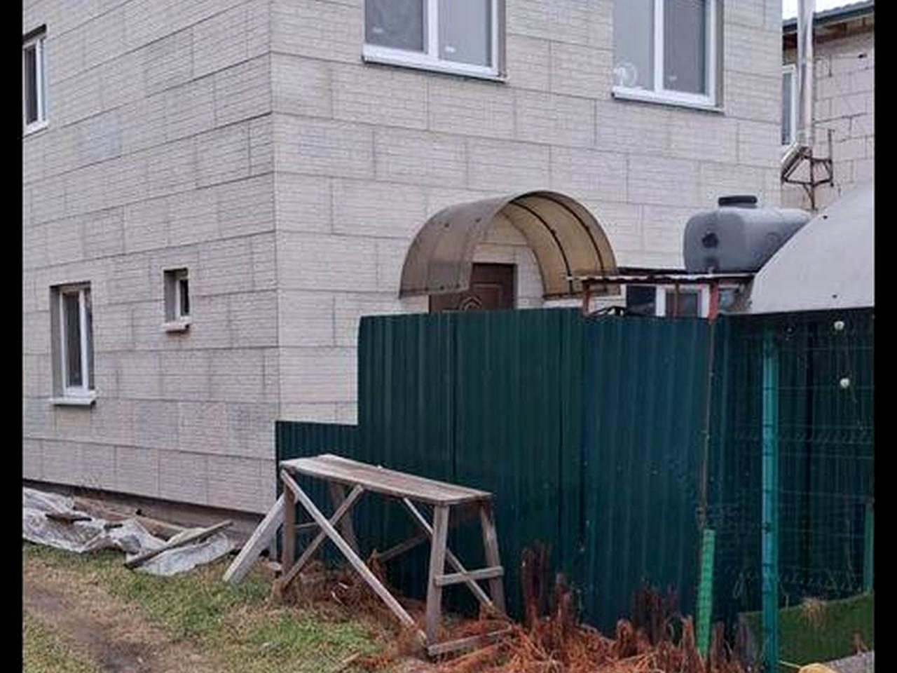 Продам будинок на березі річки.