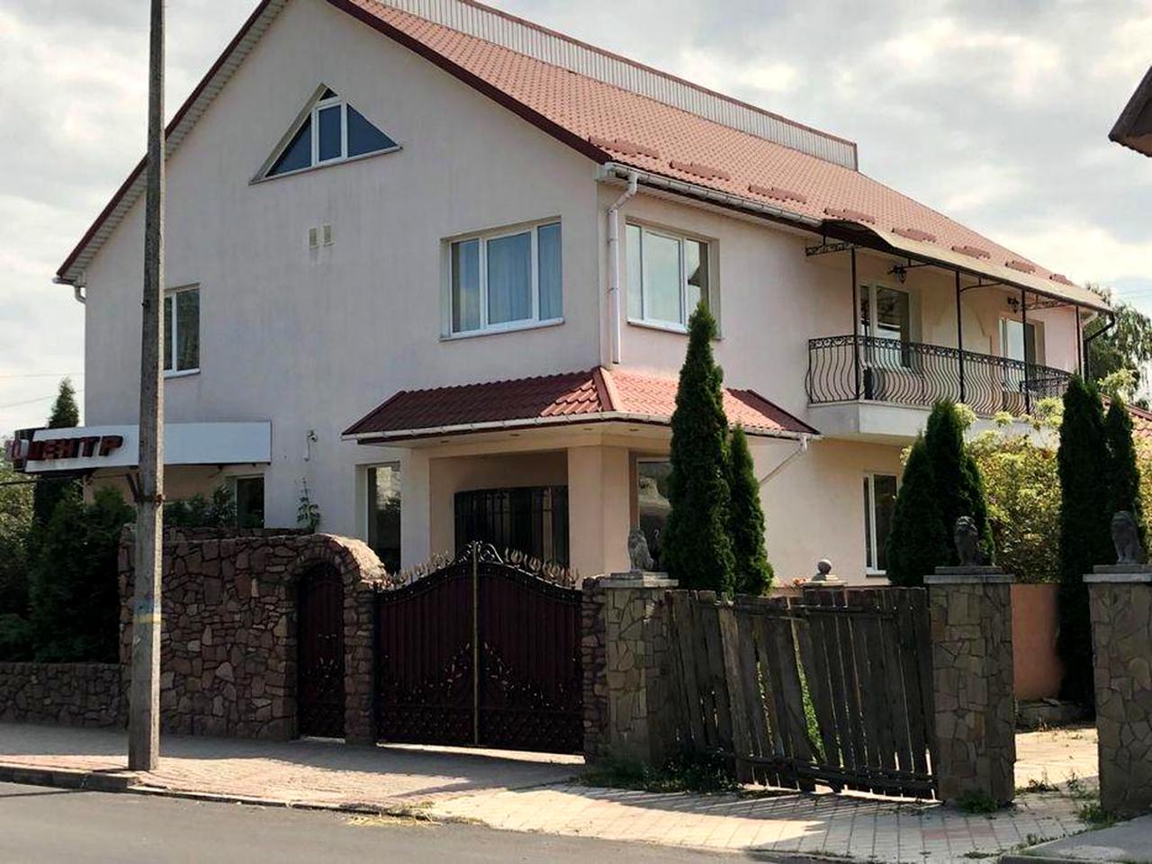 Продаж будинку в Звягелі (центр) — ідеально під житло або бізнес!