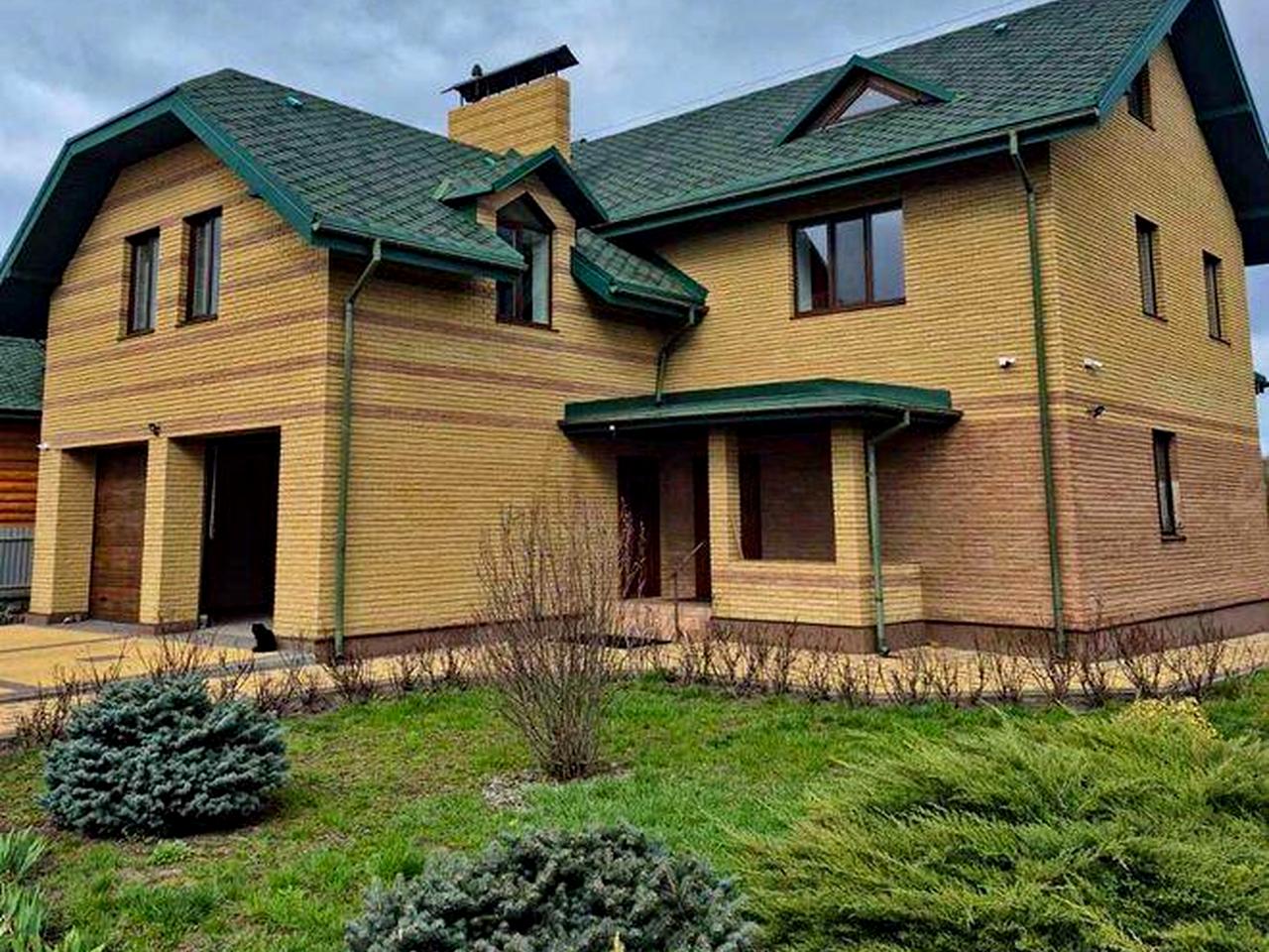 Сучасний будинок з великою ділянкою на березі річки у Миргороді