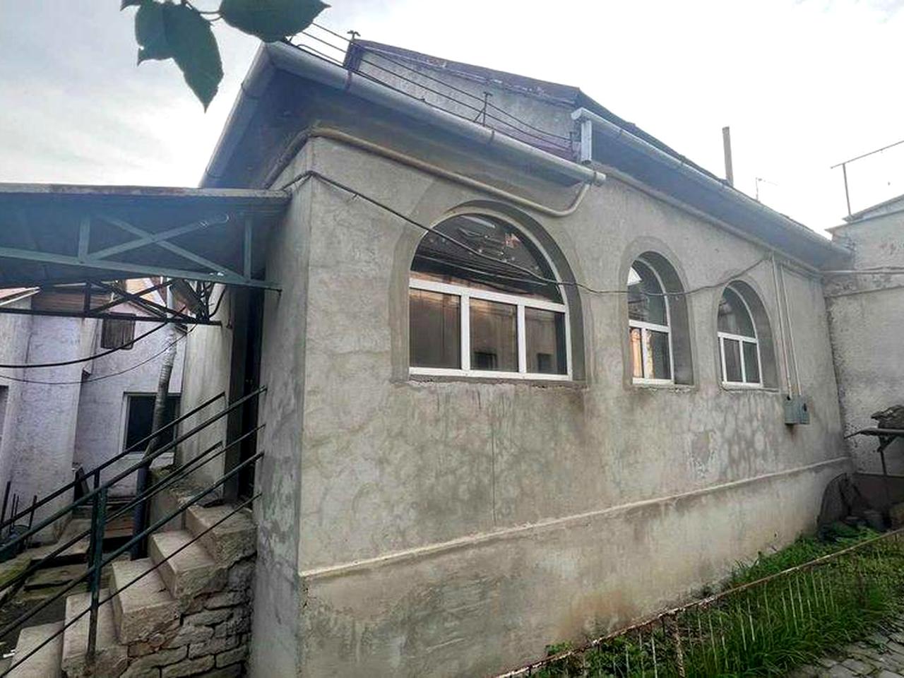 Напівособняк ЦЕНТР міста вул. Духновича 85 кв м на 1,5 сот і гараж з підвалом