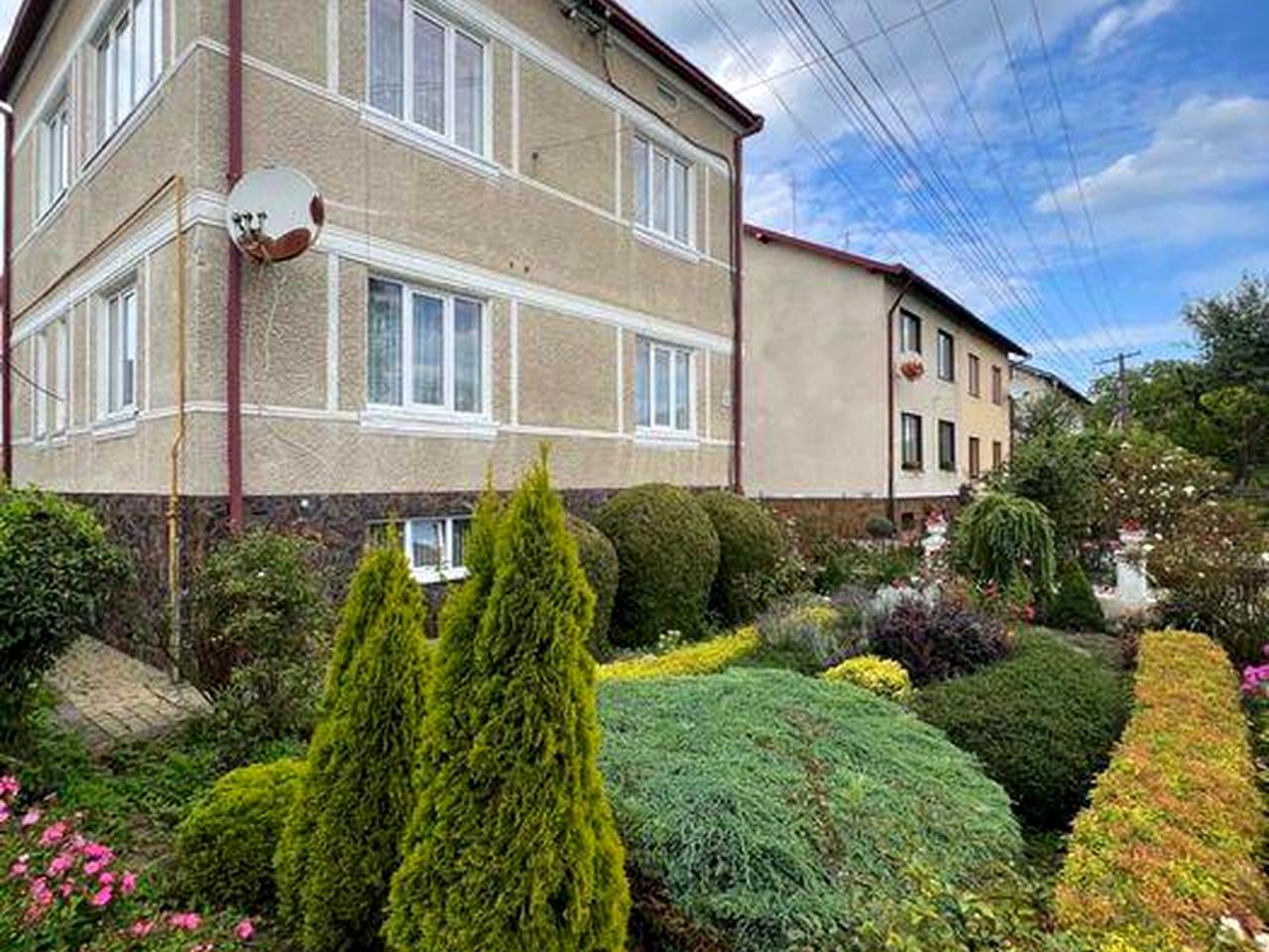 Продаж будинку у м. Самборі 10 соток | 2 поверхи + 2 гаражі