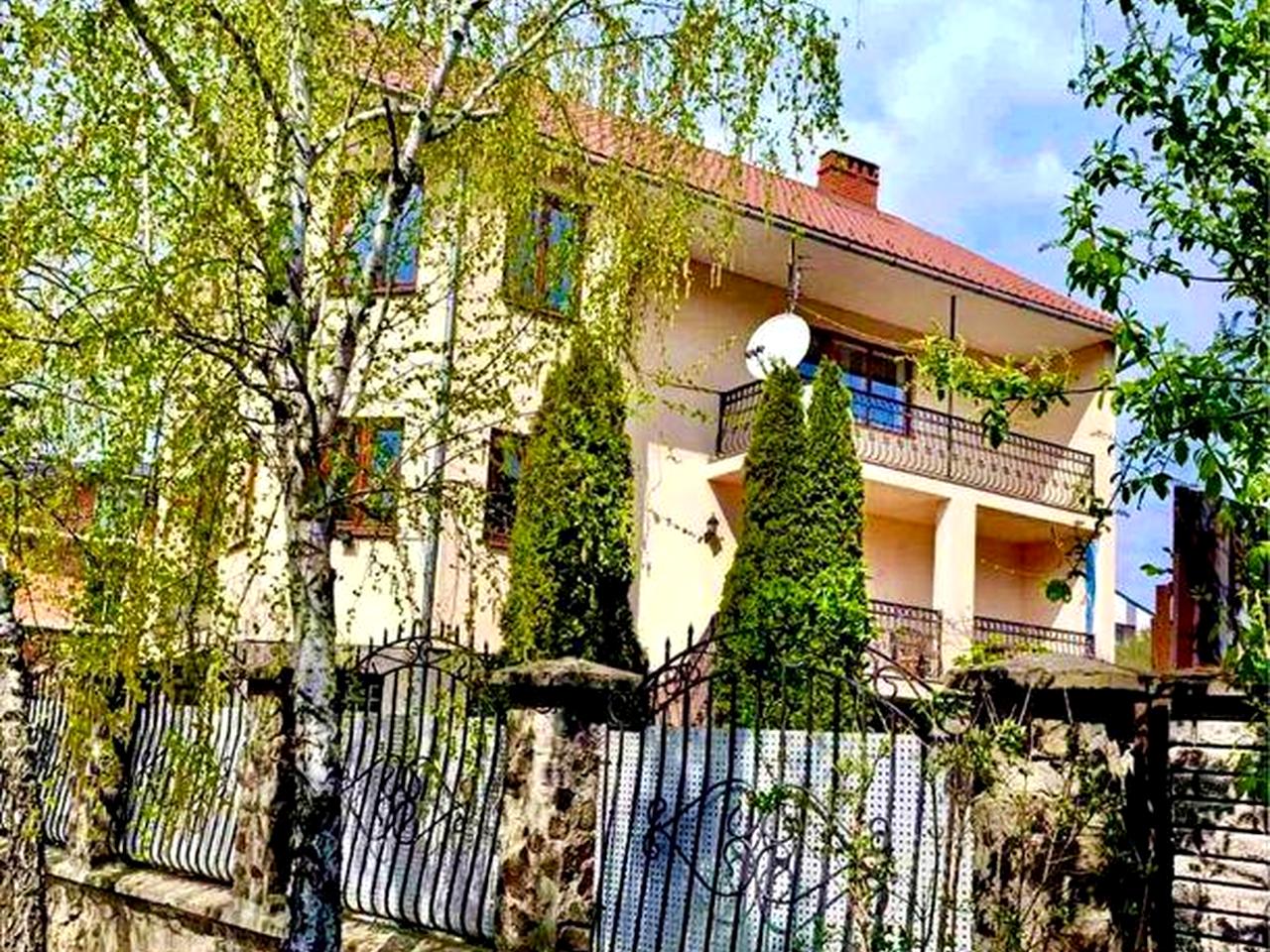 Продаж 3 поверхового будинку з верандою і ділянкою на 8.5 сотки, 390 кв. м