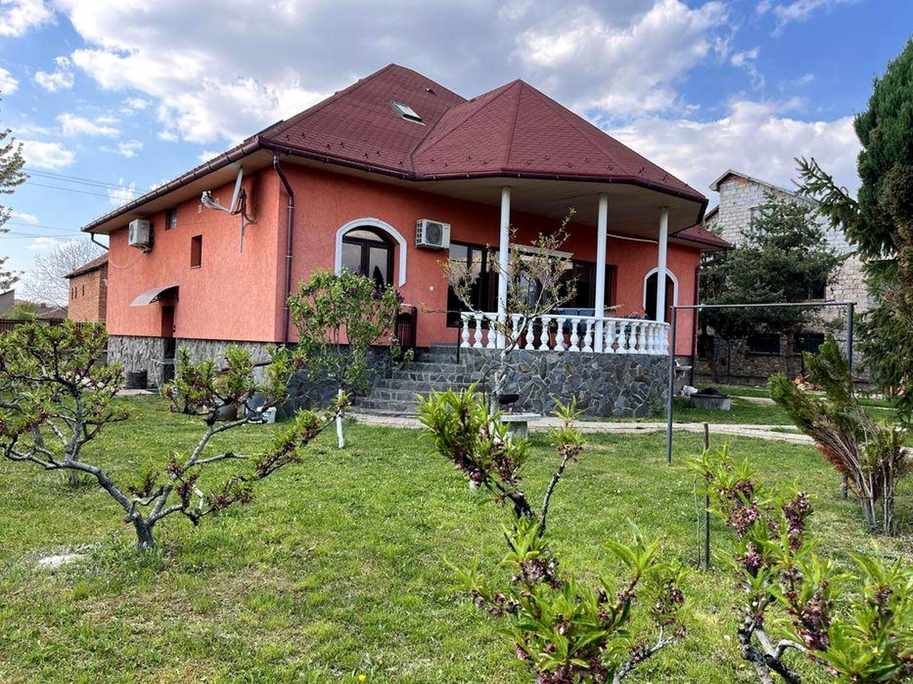 Продам будинок 412 м2 приват ділянка 18 сот Берегово вул. Чігосуг 14