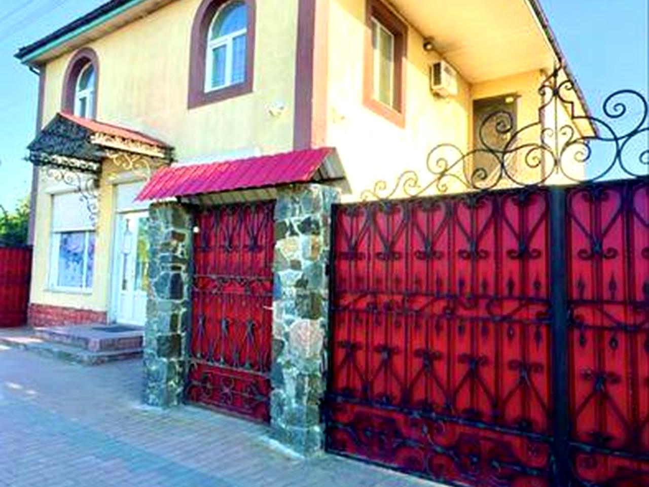 Продаж торгового приміщення з житловою квартирою на 2 поверсі.