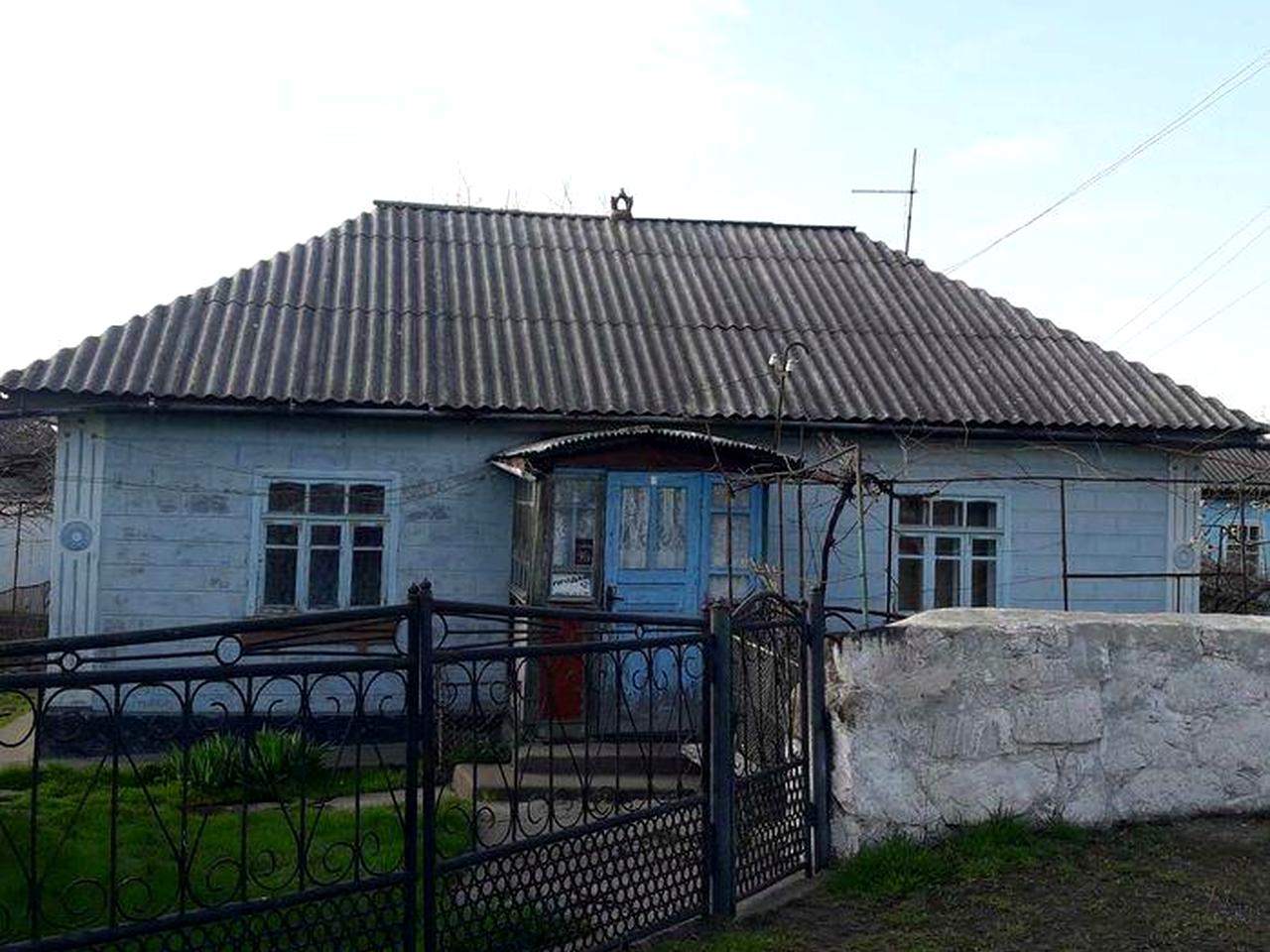 Продам будинок та пів будинку