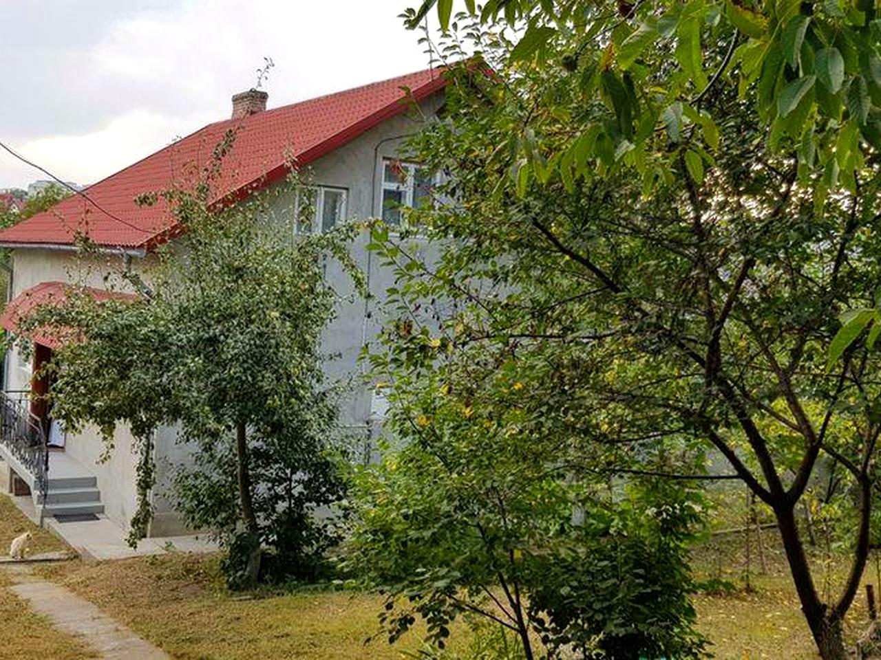 Будинок з гаражем в центрі міста