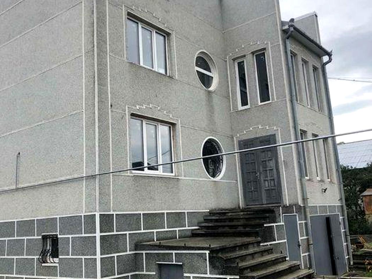 Будинок 340 м² у центрі Коломиї, 10 соток, всі комунікації, можливий обмін на Київ