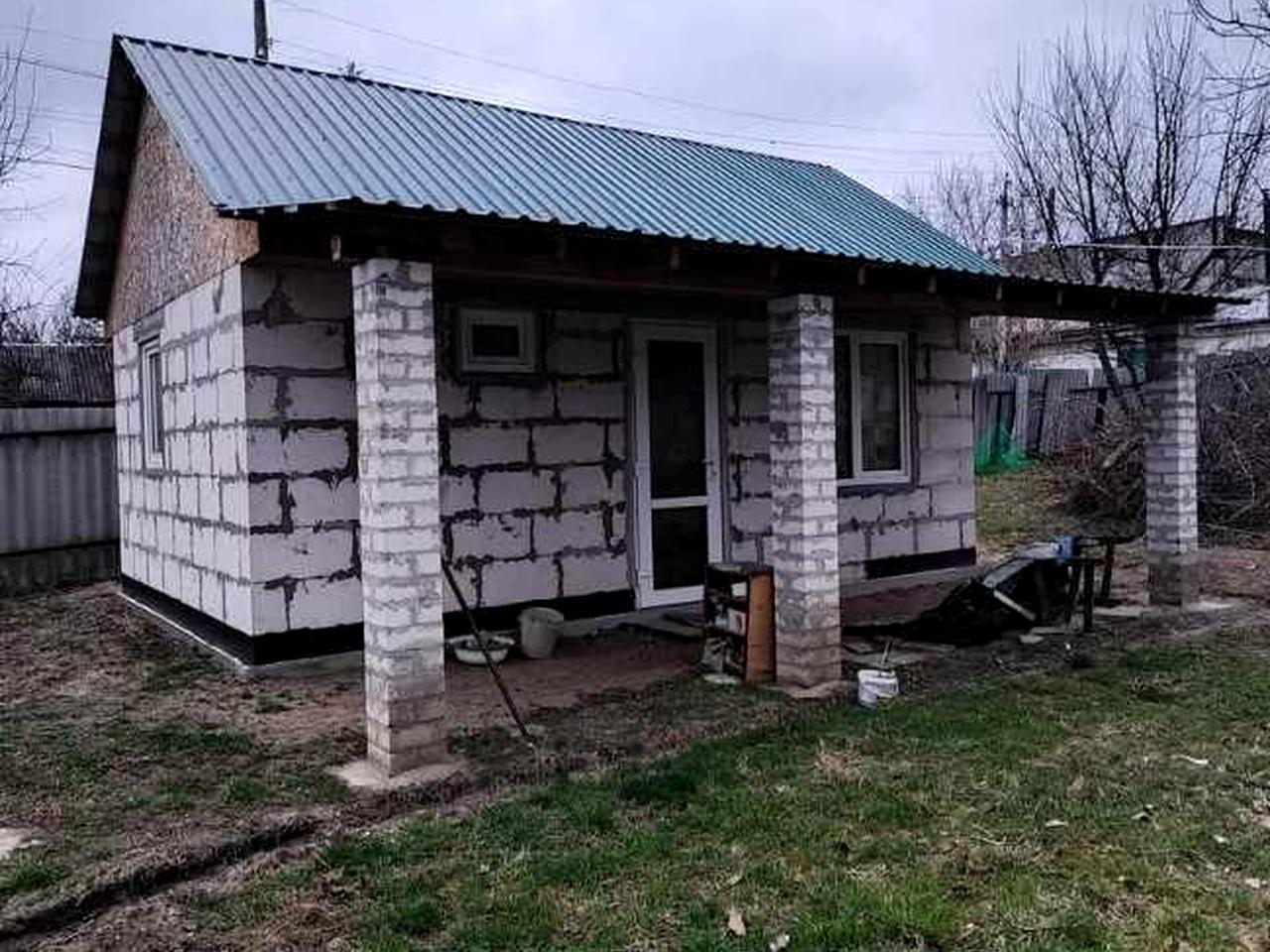 Продам невеликий дім на земельній ділянці.