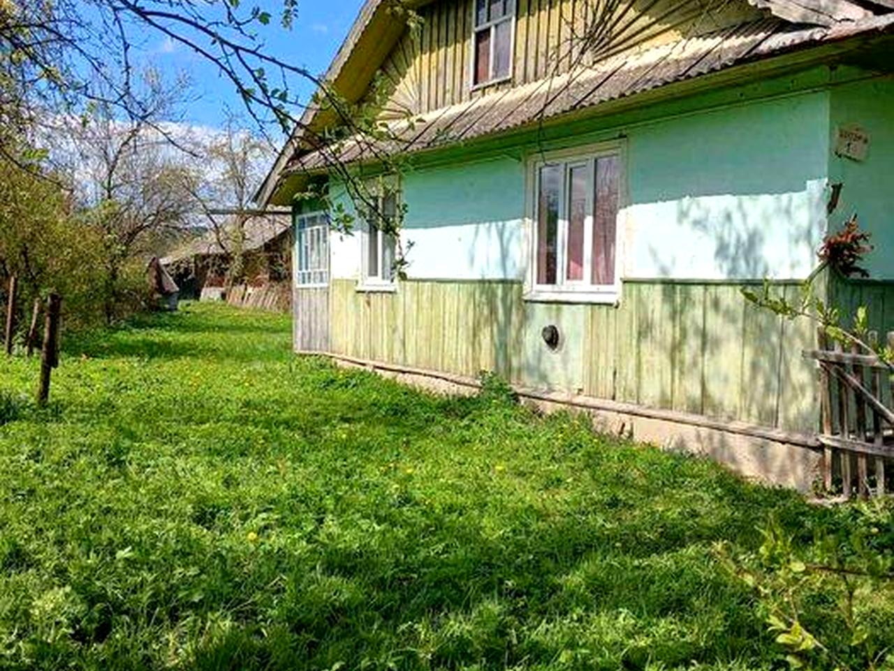деревяний будинок із земельною ділянкою