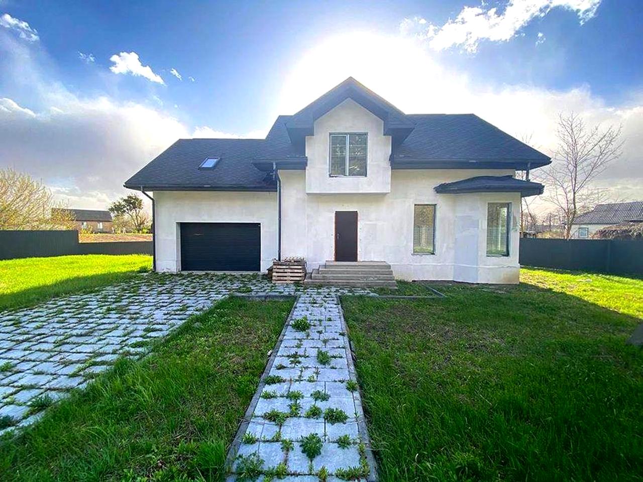 Продаж. Просторий будинок з гаражем. Якісна побудова. Зручна локація. с. Білогородка