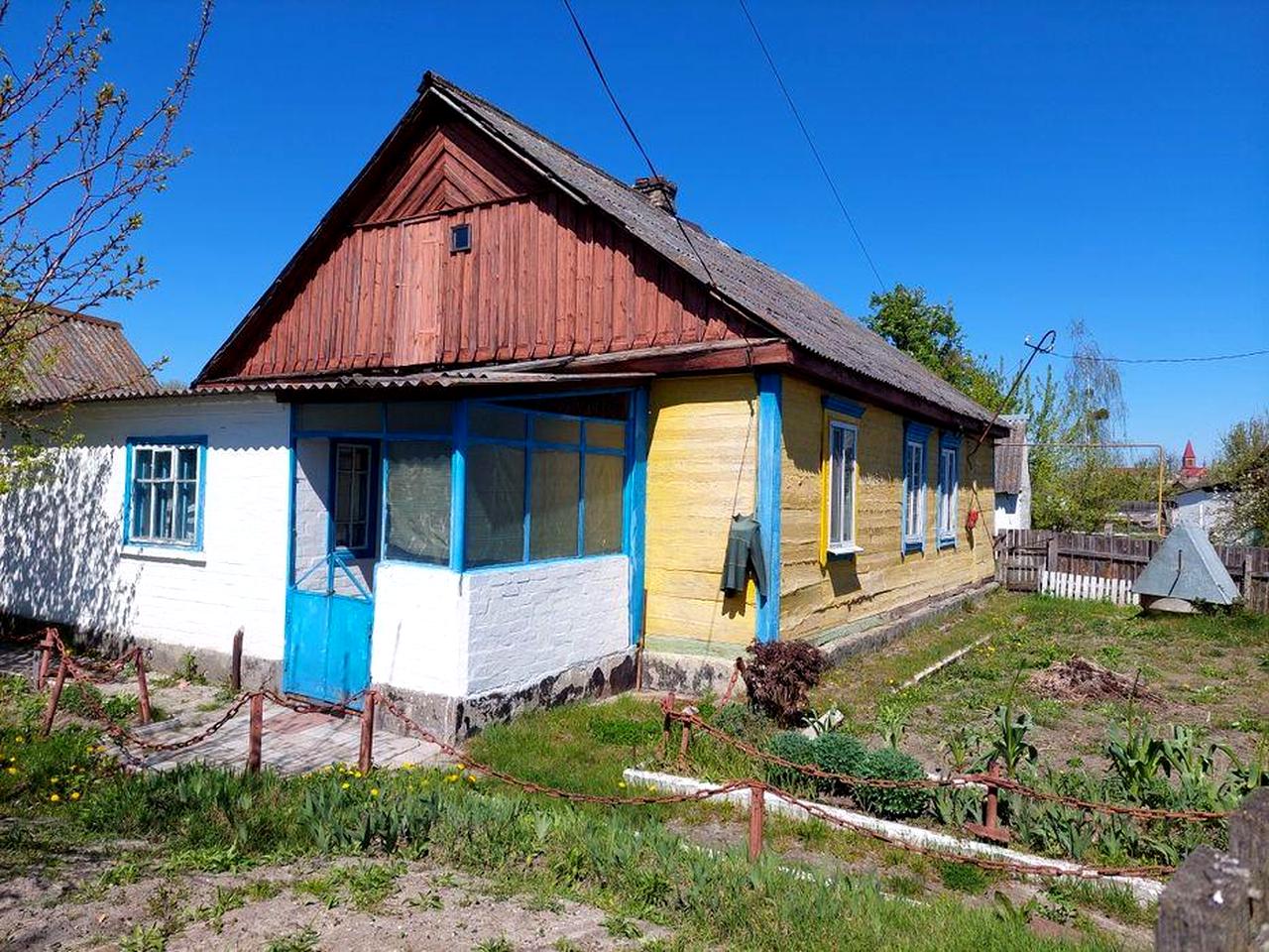 Продається половина будинку не далеко аід центру міста.