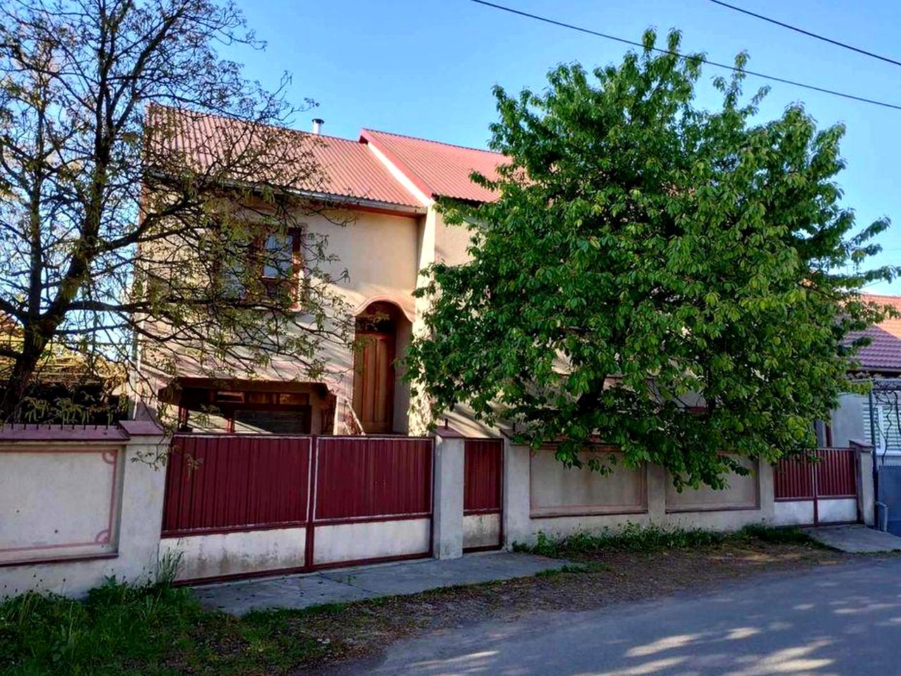 Будинок 240 м² | 7.1 сотки | 2 гаражі