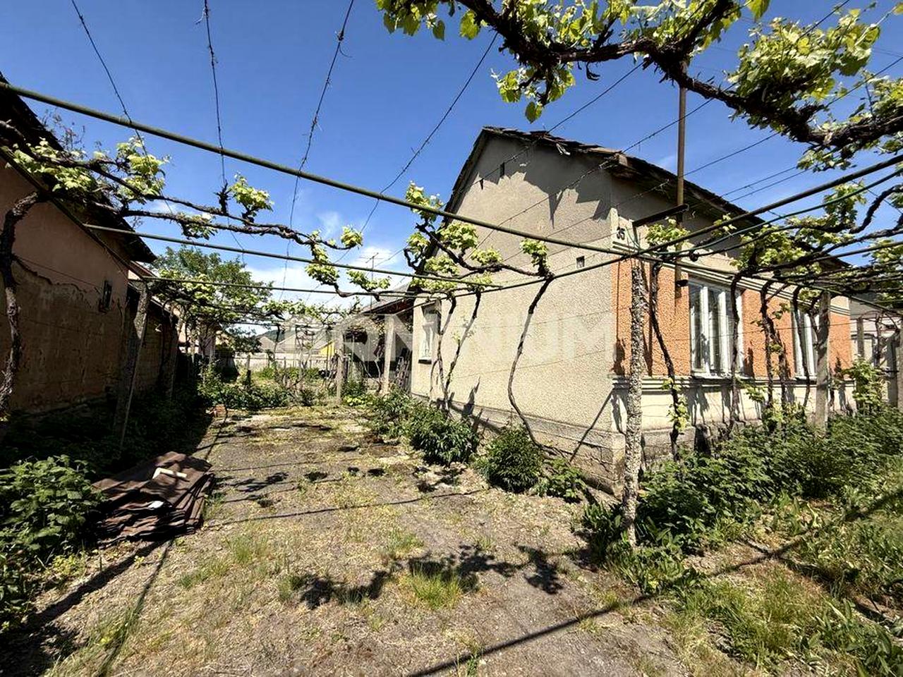 Продається 2 будинки на 8 сотках біля центру