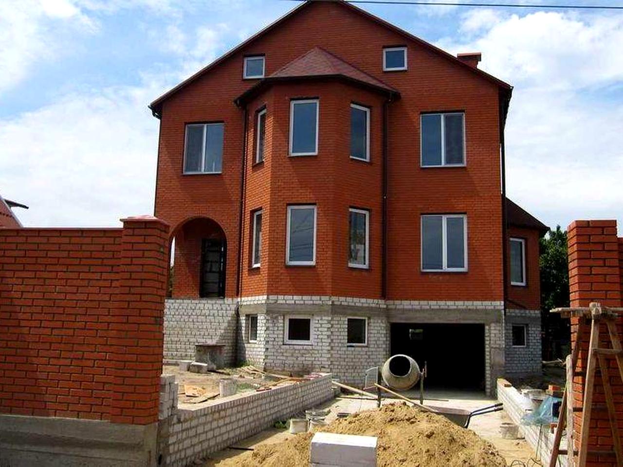 У продажу капітальний будинок (296.5 кв.м) у смт. Великодолинське.