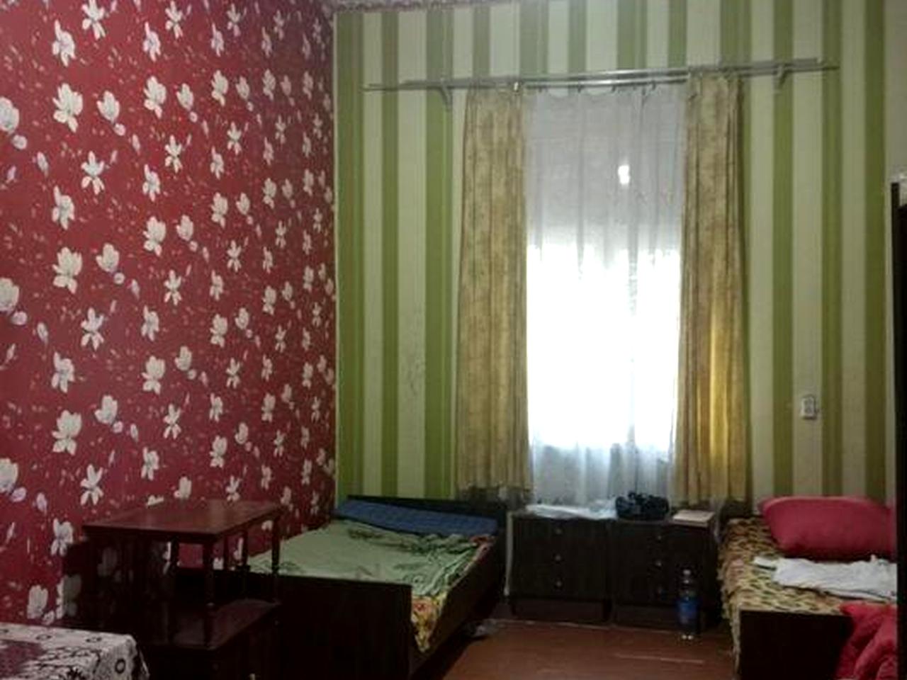 Квартира двокімнатна ,Приміщення під комерцію ,центр м.Радомишль