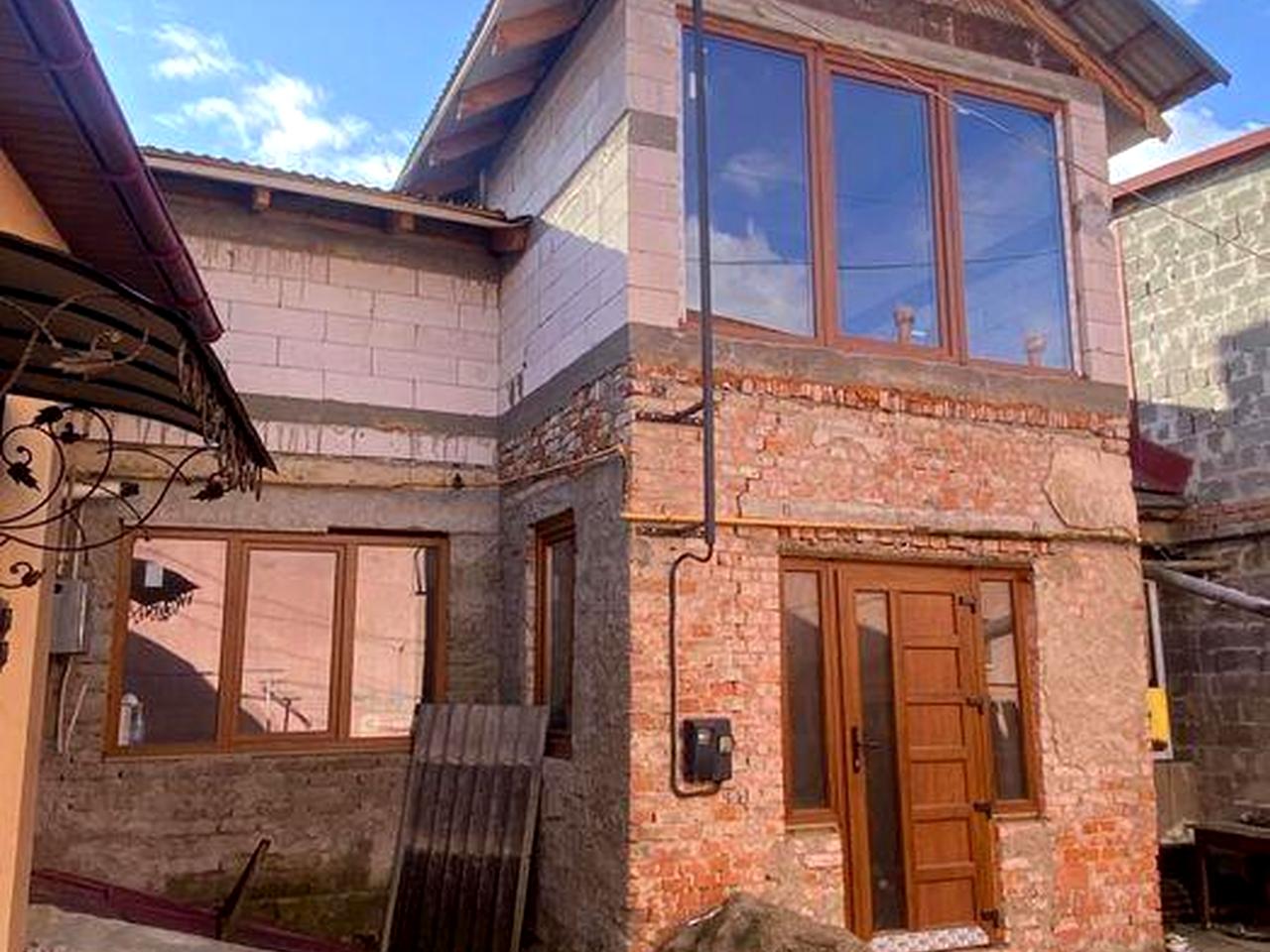 Продається будинок клубного типу у м. Хуст