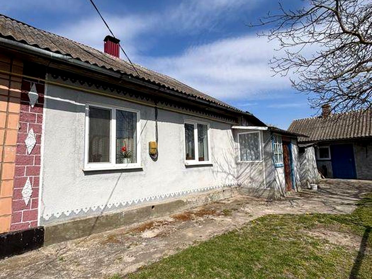 Продається частина будинку у хорошому районі.