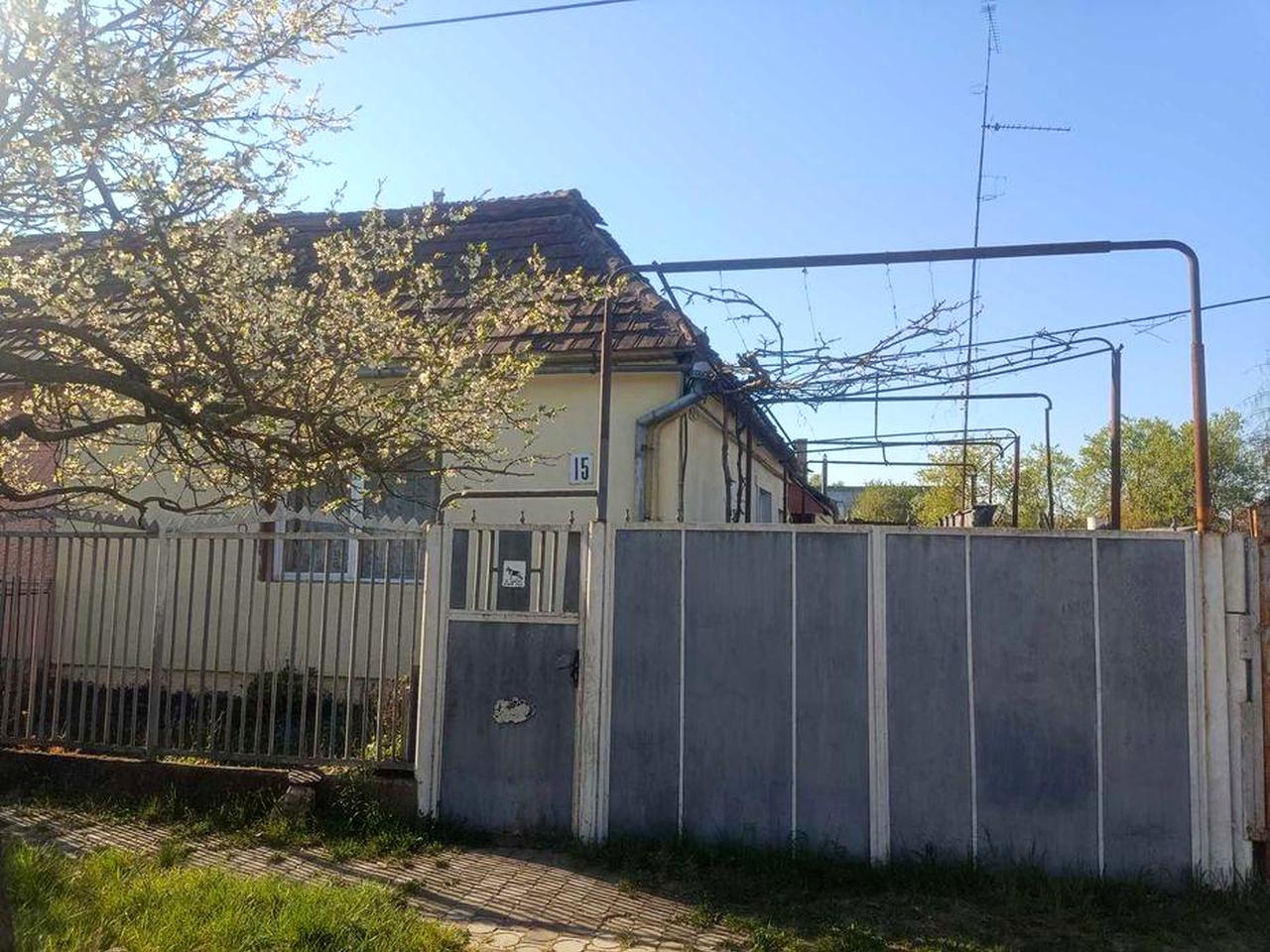 ! ТЕРМІНОВО ! 3 кімнатний будинок 89 кв.м на тихій вулиці у спальному районі міста, жилий стан, індивідуальне опалення, 10-15 пішки до центру!