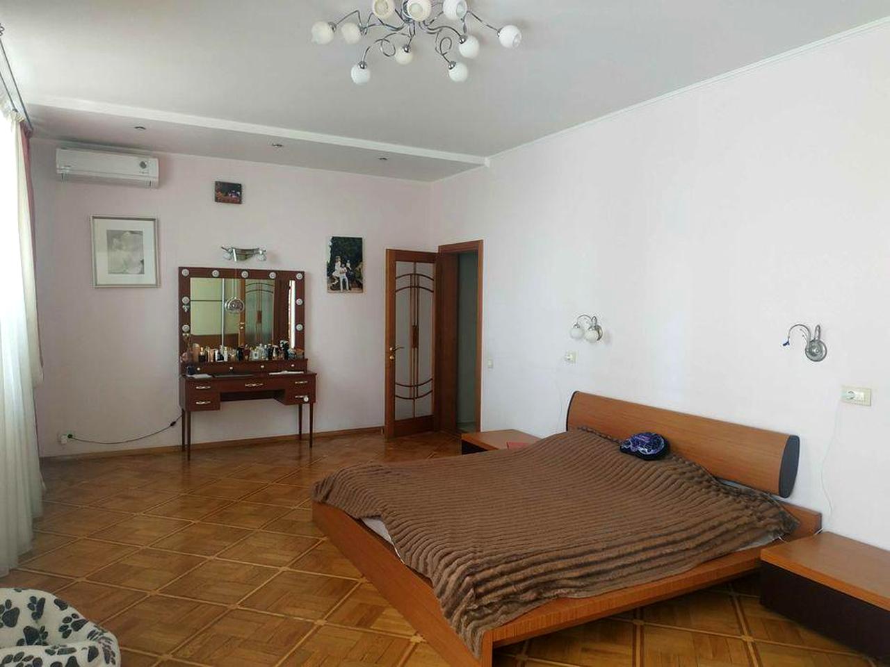 Продам 4х комнатную квартиру в Шампанском пер.