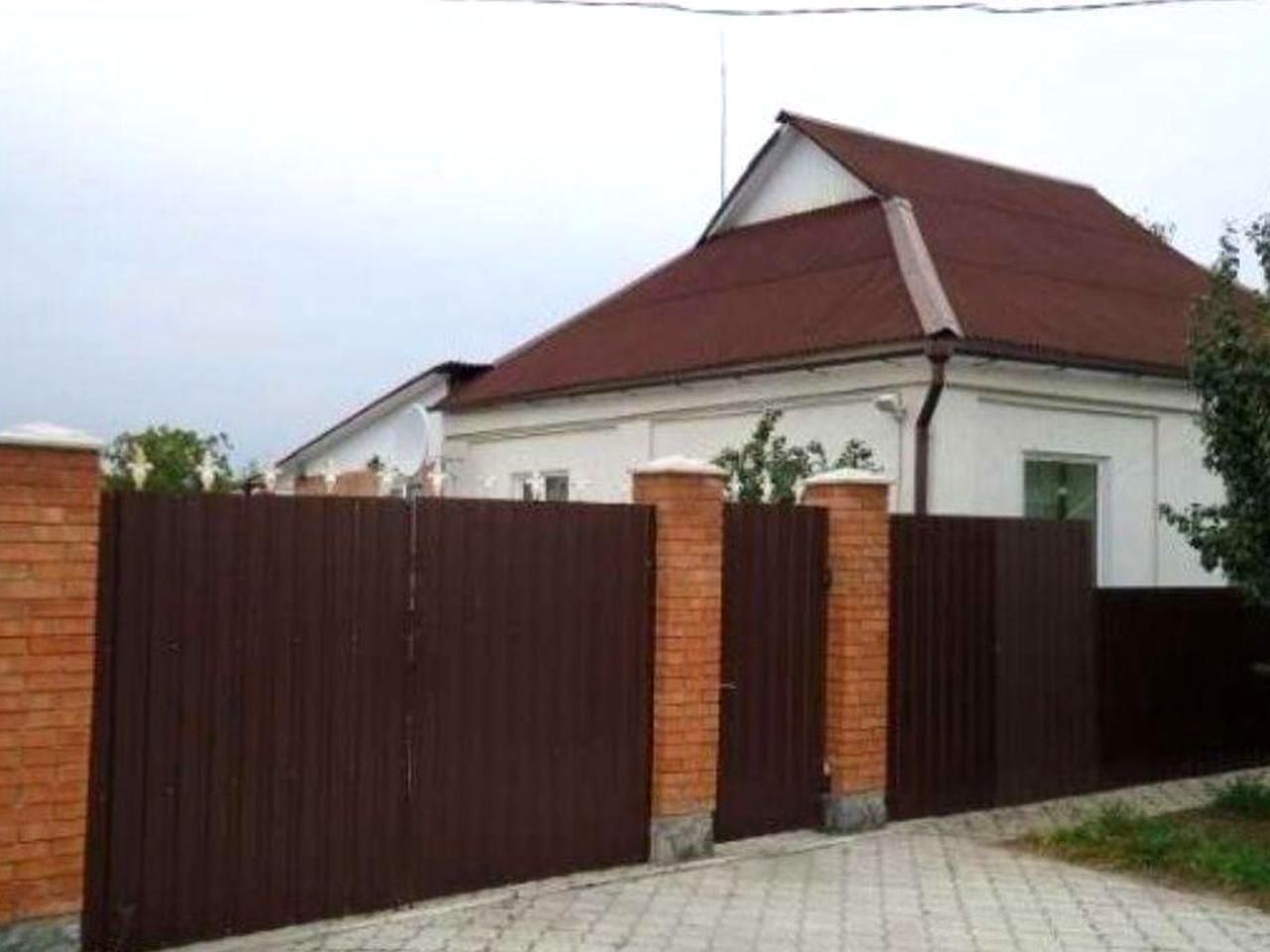Оренда будинку з паркомісцем
