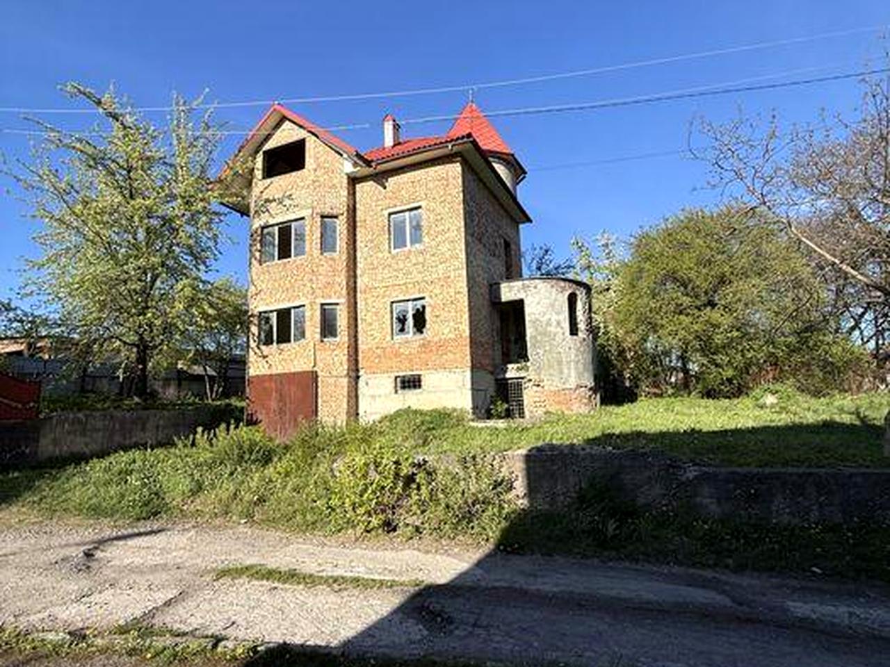 Незавершений цегляний будинок в м.Калуш
