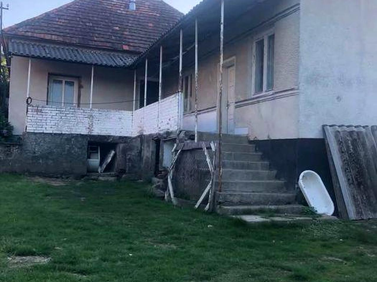 Будинок поруч з Мукачевом