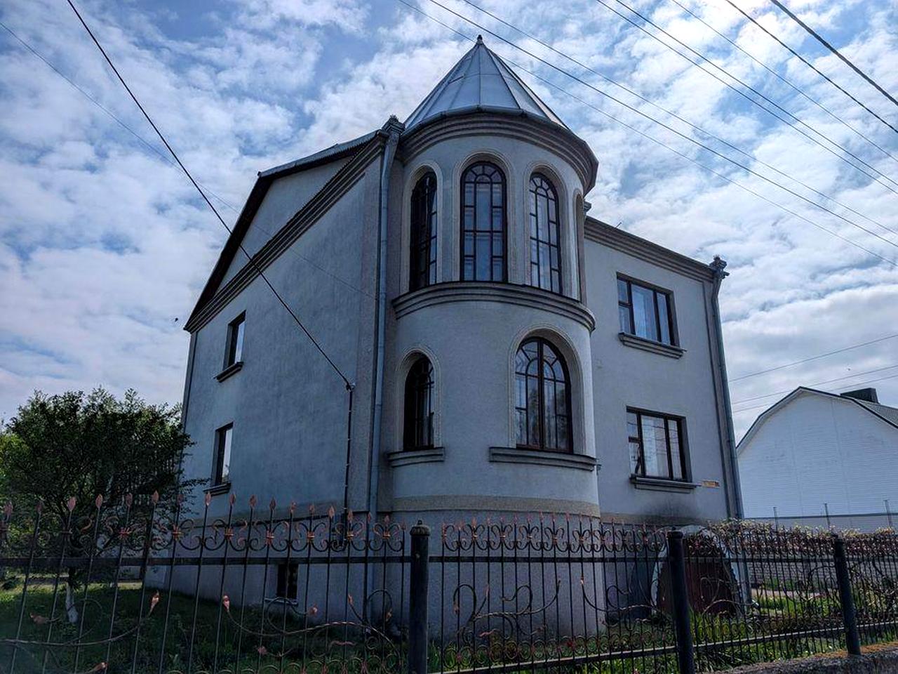 Продаж великого двохповерхового будинку: основний будинок 292 м² + літній будинок 82 м²