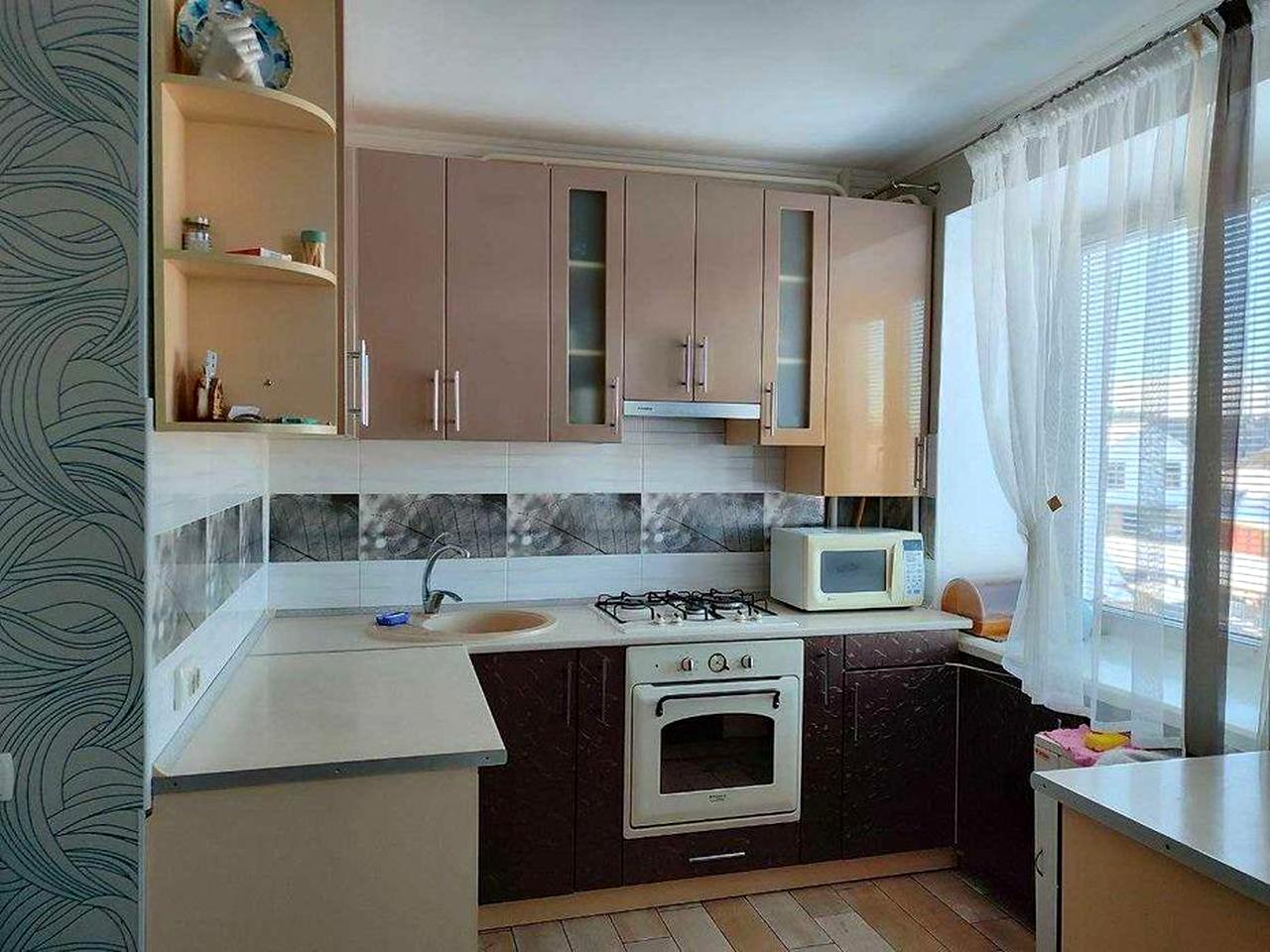 Продаж 4-х кімнатної квартири в затишному районі міста.