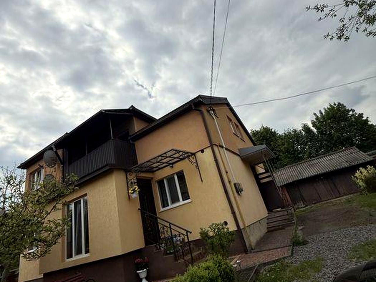 Квартира 4 кімнати в 2-х поверховому будинку з подвірʼям