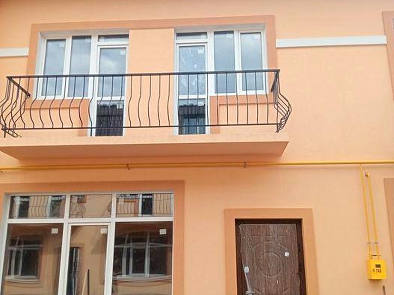 Продаж тауна 100 м 2 центральні комунікації, газ. Вишневе.