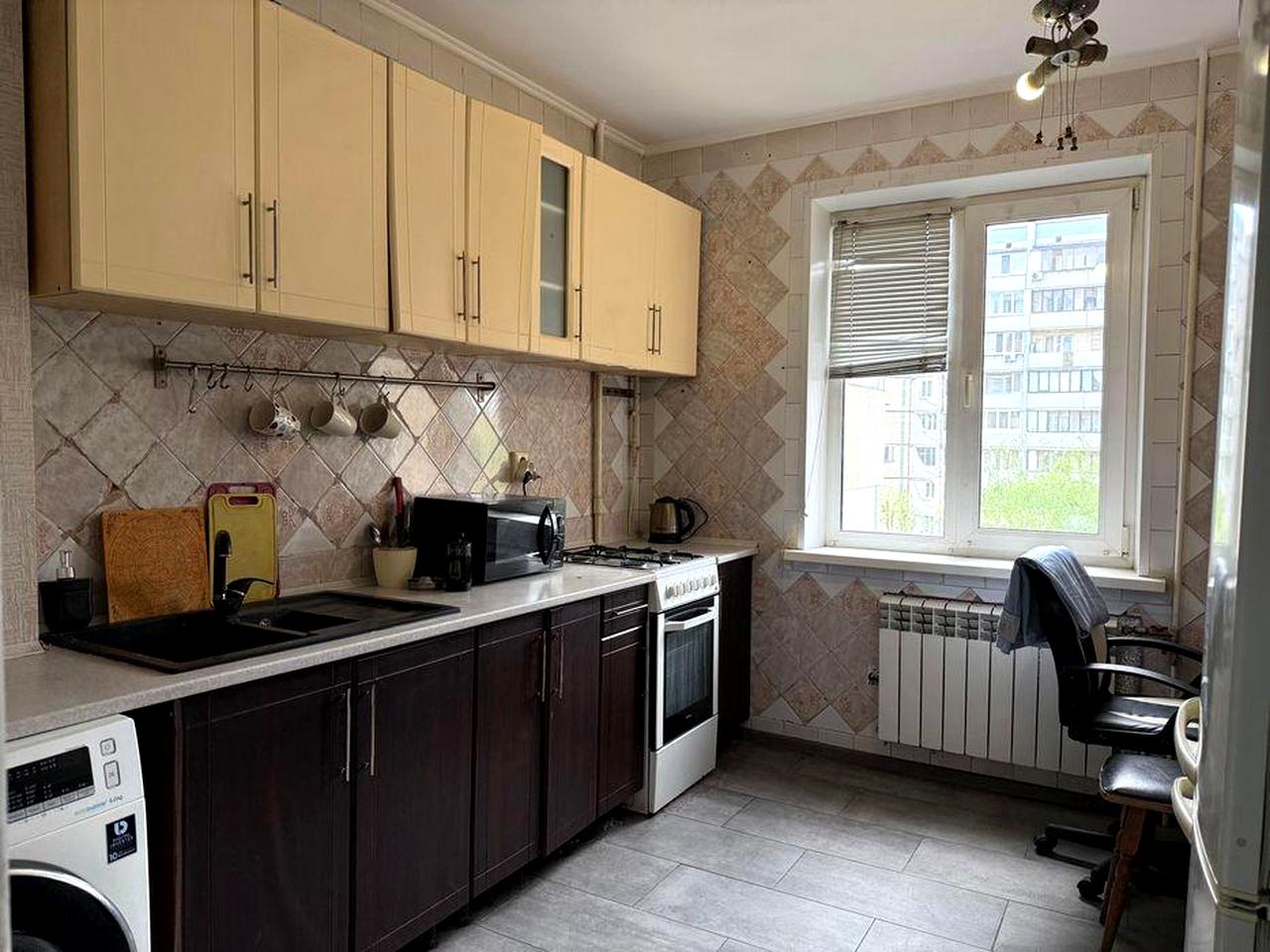 Продаю 3-х кімнатну квартиру 72 кв.м., гарний стан, метро  Академмістечко. Терміново!