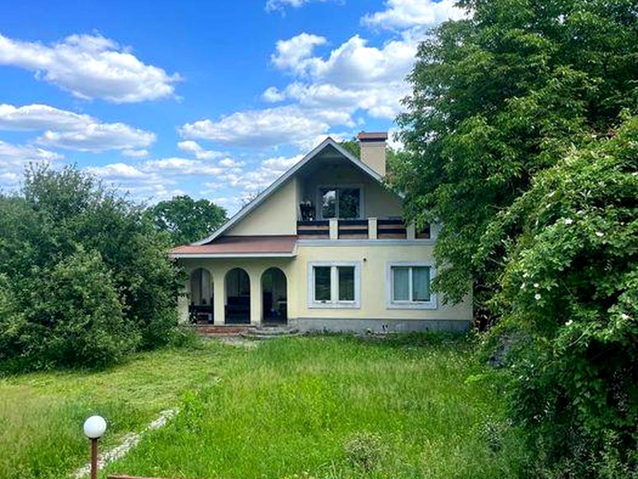 Будинок з гарною локацією  по вул. Дружби