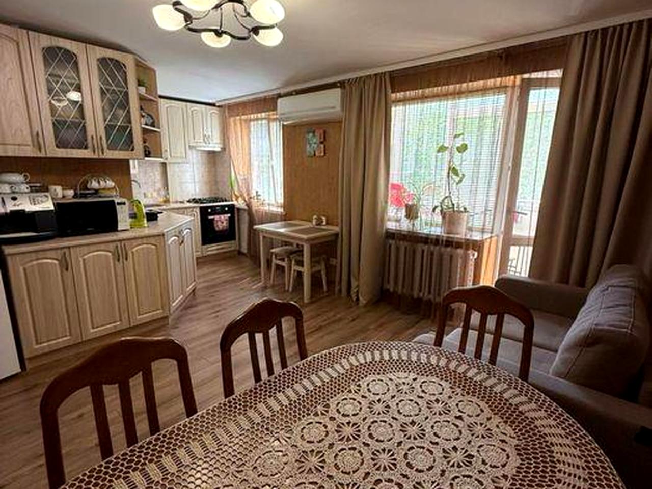 Продам 3-х кімнатну квартиру по вул.Небесної Сотні 92кв. 3 поверх 5