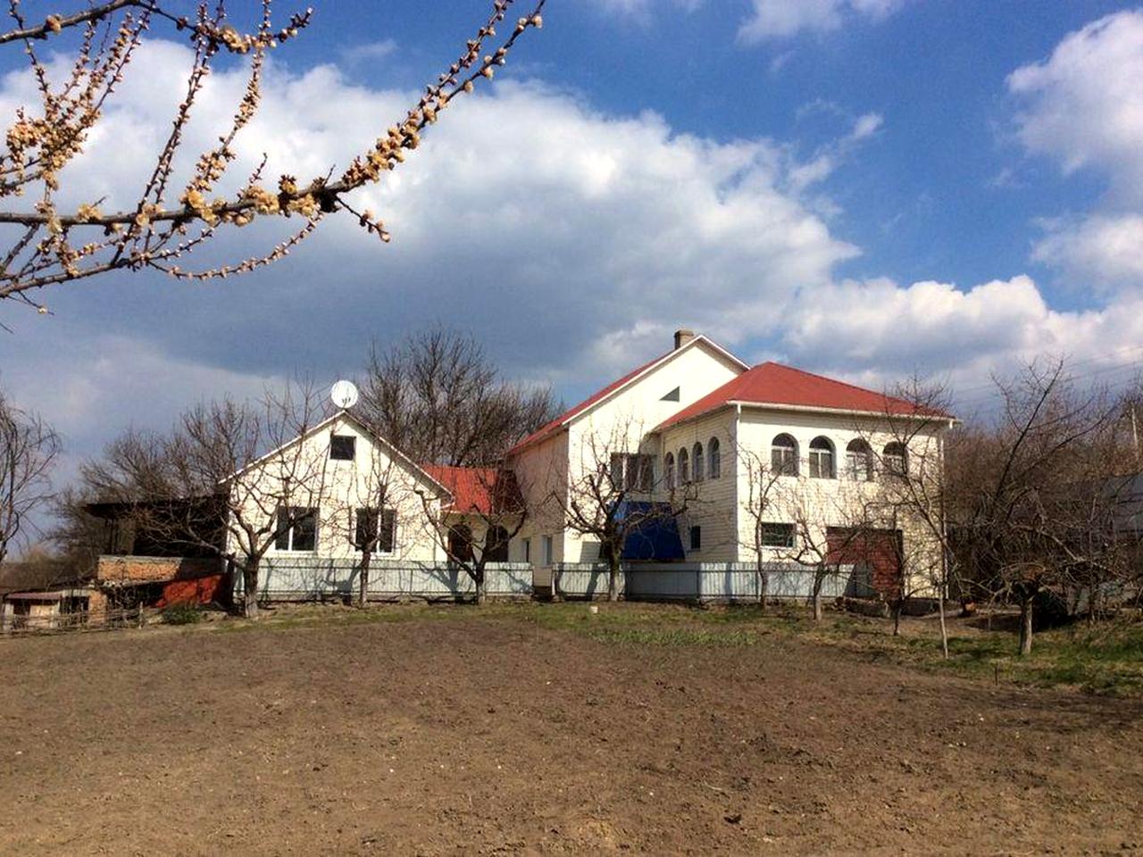 Будинок жилий з технікою та  меблями