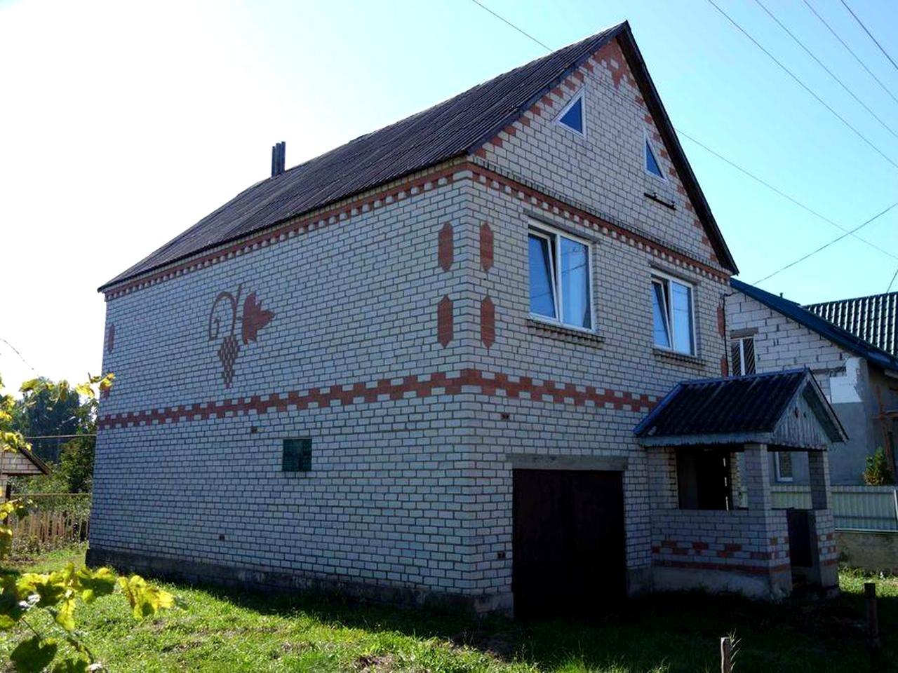 Продається 2х поверховий будинок, хлів, присадибна ділянк 7.2 соток