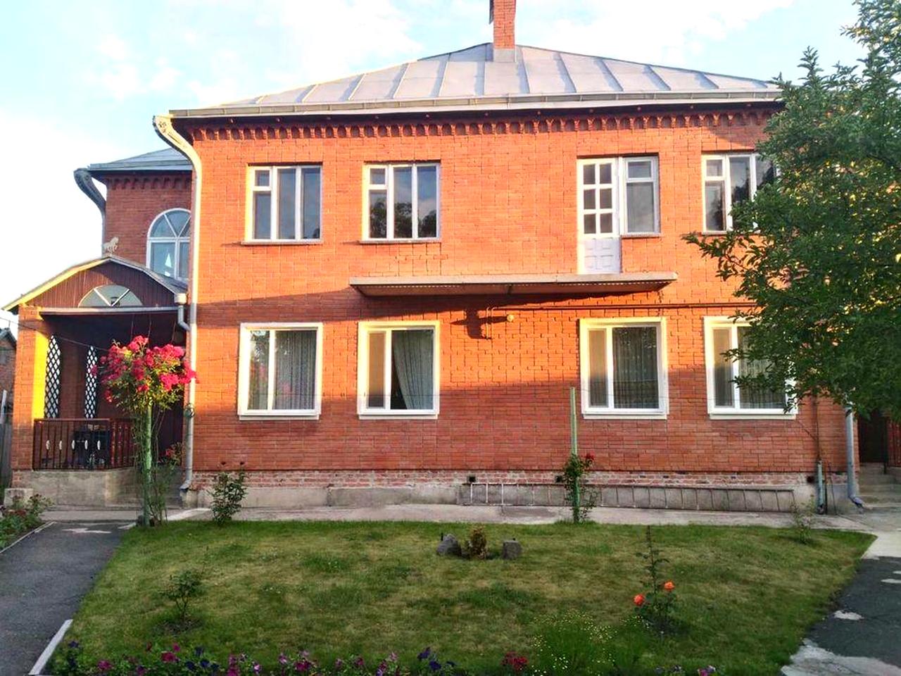 Продам великий будинок біля річки