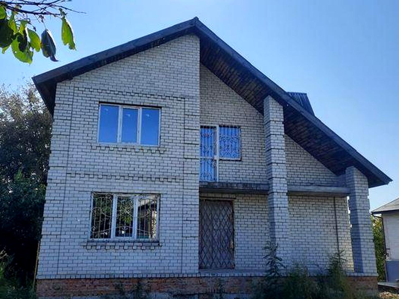 Двоповерховий будинок в мальовничому місці