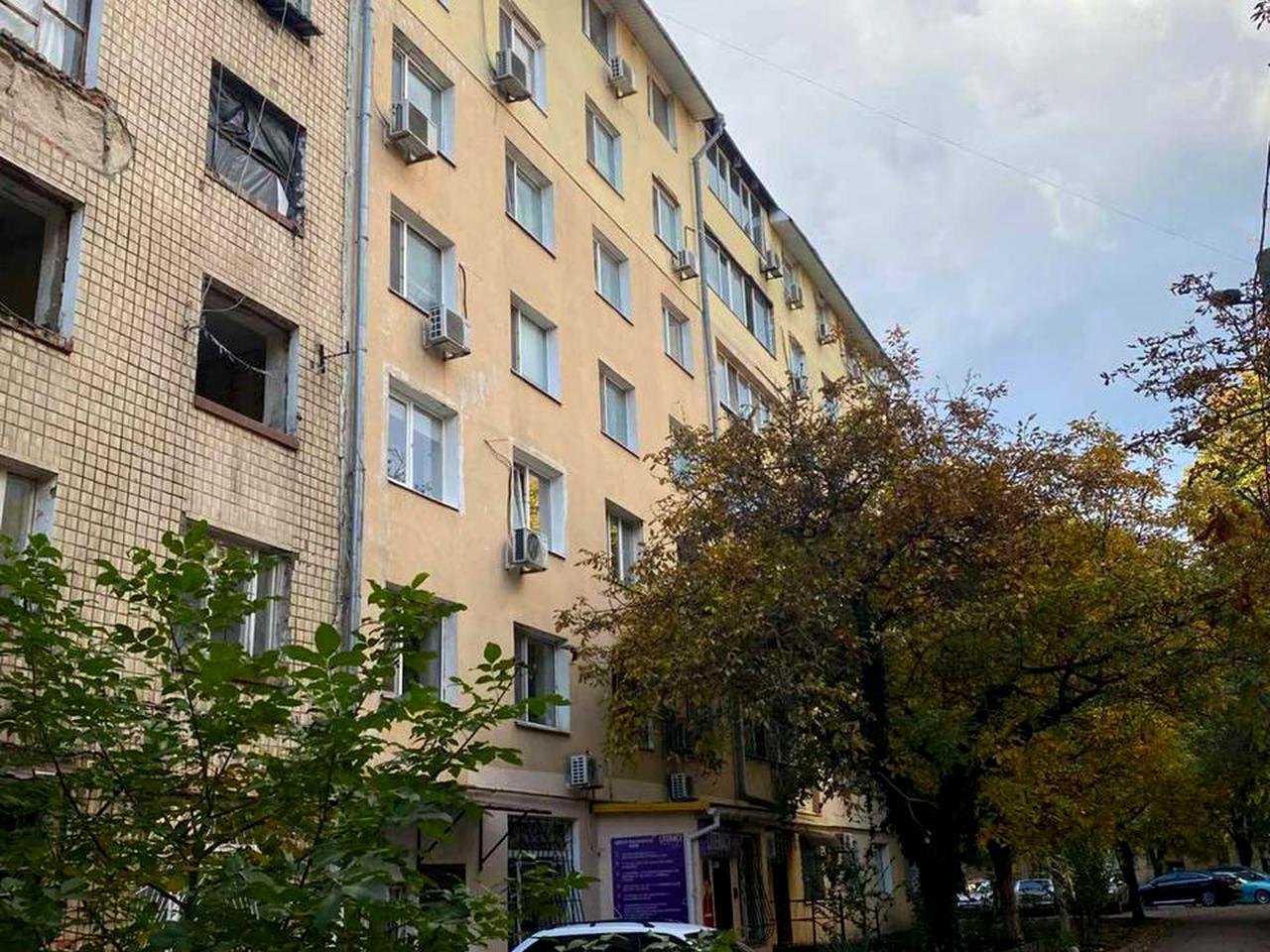 Космонавтів вул., 64а