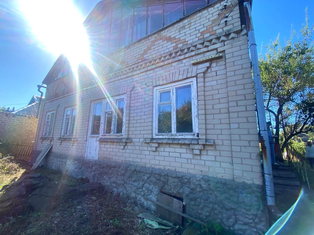 Яблунева вул. (Петровського), 2