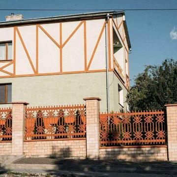 Будинок з ідеальним розташуванням та великою ділянкою