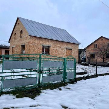 Продається будинок, смт. Лопатин, з господарськими прибудовами.