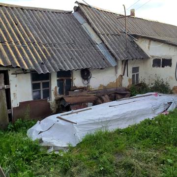 Участок с небольшим домом, требующим ремонта