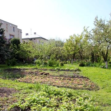 Будинок на дві сімї + велика земельна ділянка під бізнес біля дороги