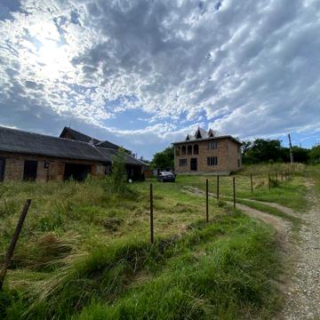 Будинок з земельною ділянкою