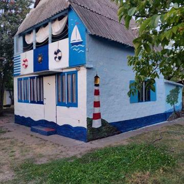 Дача у озера, хвойный лес.
