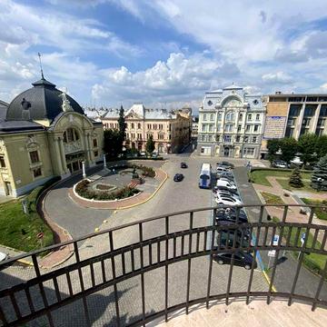 Продається 4-х кімнатна квартира на Театральній Площі
