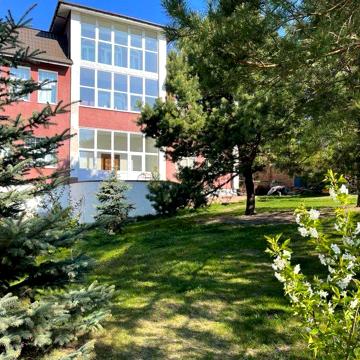 Мостище. Садиба на височині. 500 м. кв. 30 соток саду. Терміново!