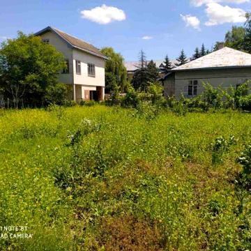 Будинок та присадибна ділянка