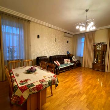 Миколаївська вул. (Короленка), 19