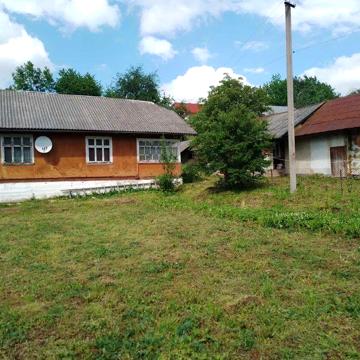 Продам дерев‘яний будинок розташований в мальовничій території.